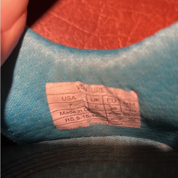 Vionic gym shoes - Picture 3 of 4